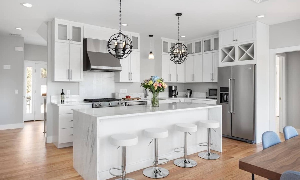 Smithfield House | Luxury Home - Fire Pit - Beach Grill - 2 Decks