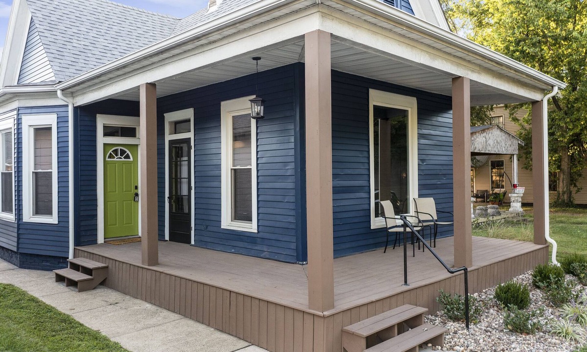 New Albany House | Luxury @ LaFayette Place, downtown New Albany. Minutes to Louisville.