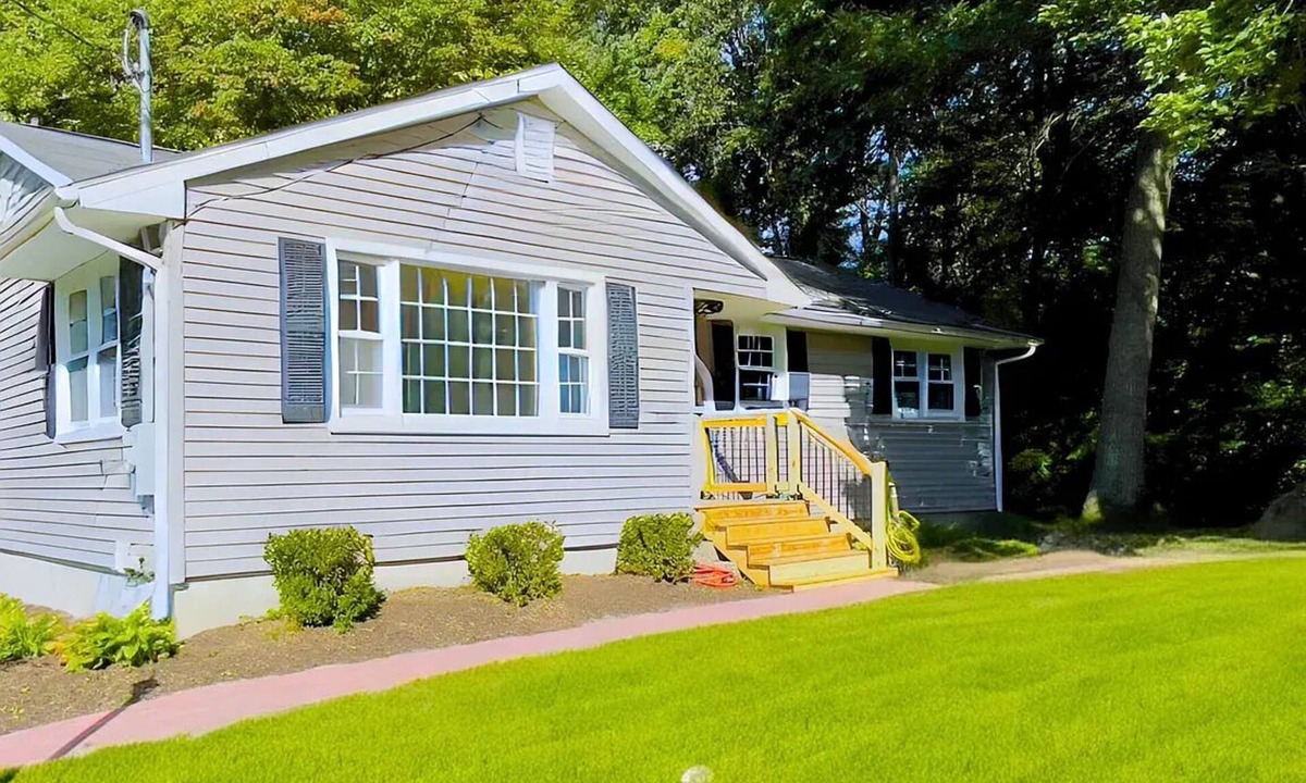 Montville House | Luxury, New, Quiet - King Beds, 5 minutes to Mohegan Sun