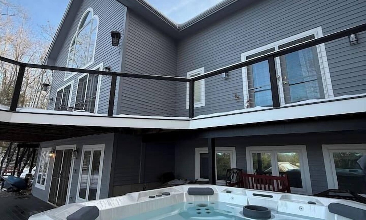 Sunapee House | Luxury Sleeps 12+: Saltwater HotTub, Fire Pit, Lake View – 5 Min to Ski & Beach