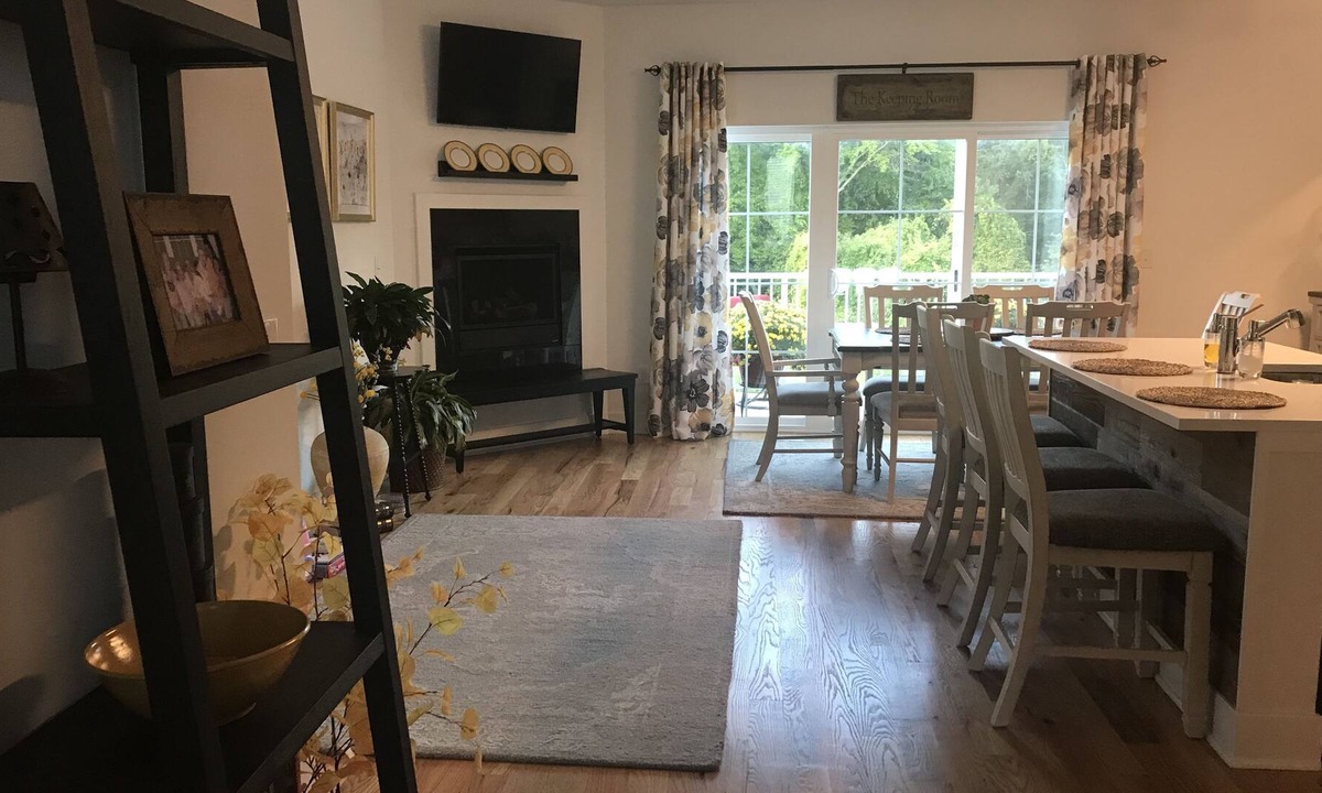 Weatogue House | Luxury Townhome, close to airport, hiking, biking, with beautiful Mountain View.