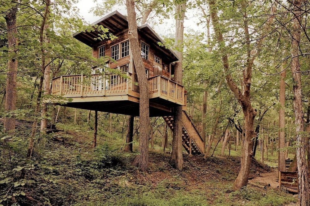 Excelsior Springs Cabin | Magical Tree House Rental near Kansas City for Glamping in Missouri
