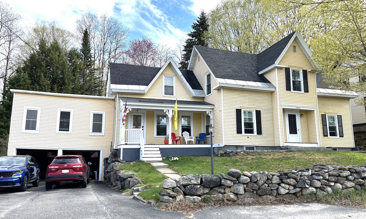 Sunapee House | Main Street Retreat 4-bedroom w Hot Tub, Walk to Beach, Harbor & Restaurants