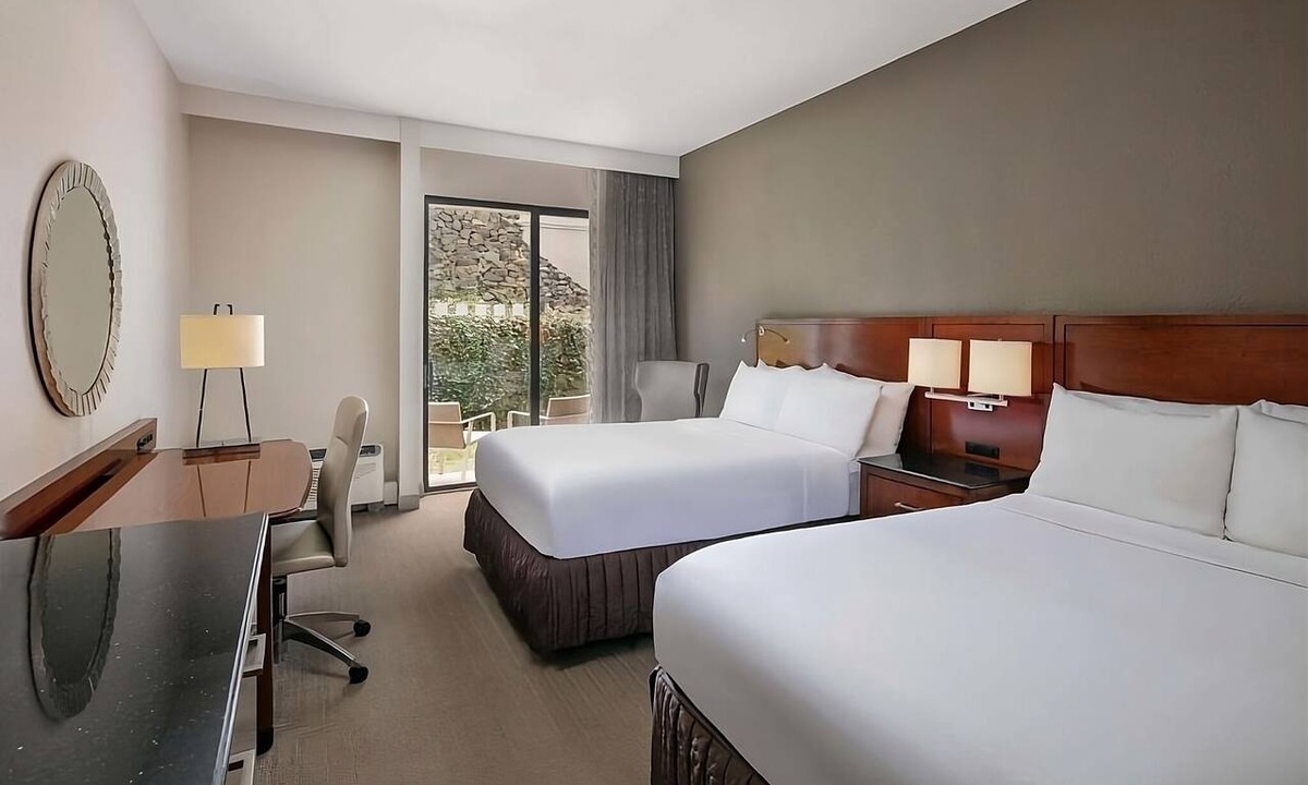 Executive Park Hotel | Make Your Trip More Enjoyable! 4 Relaxing Units, Pets Allowed, Parking, Pools!