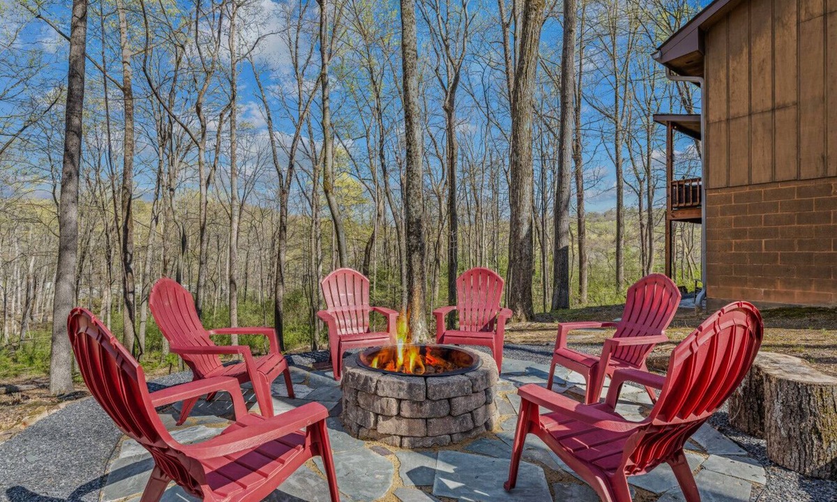 Berkeley Springs Cabin | Maple Haven-Escape room, treehouse loft, fire pit, pool access, game room, grill