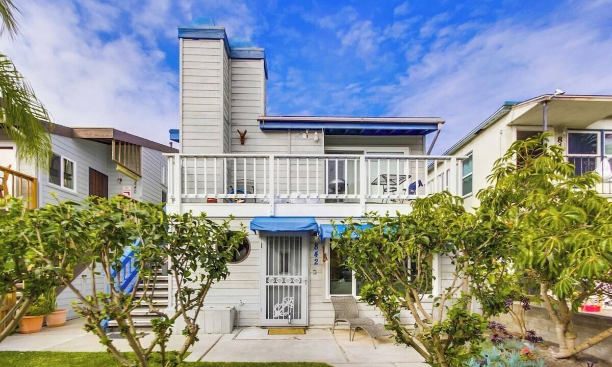 Mission Beach House | MB Bungalow steps to the bay for pets with bikes