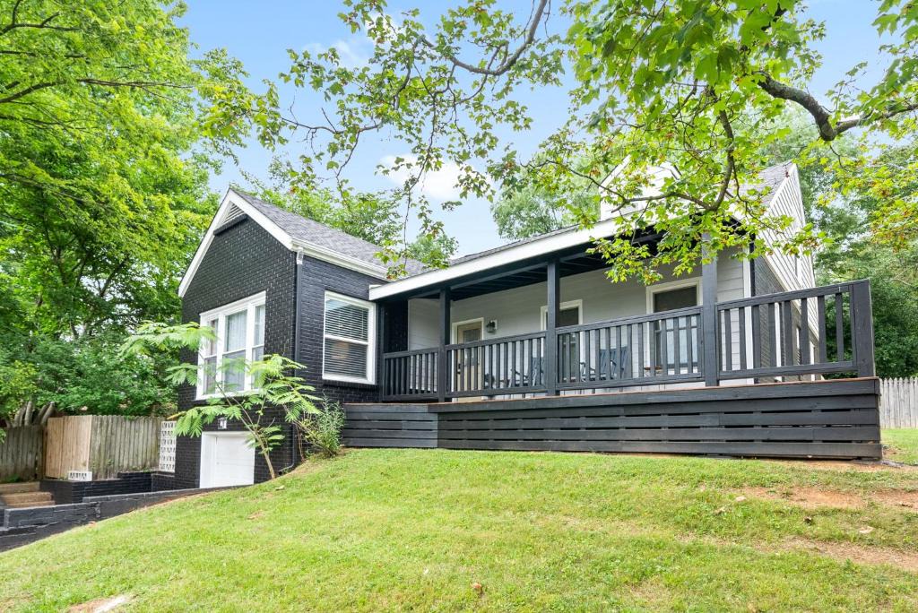Clarksville House | Memories on Madison - Entire Home w/Game Room & Outdoor Fire Pit (102 Madison Ter)