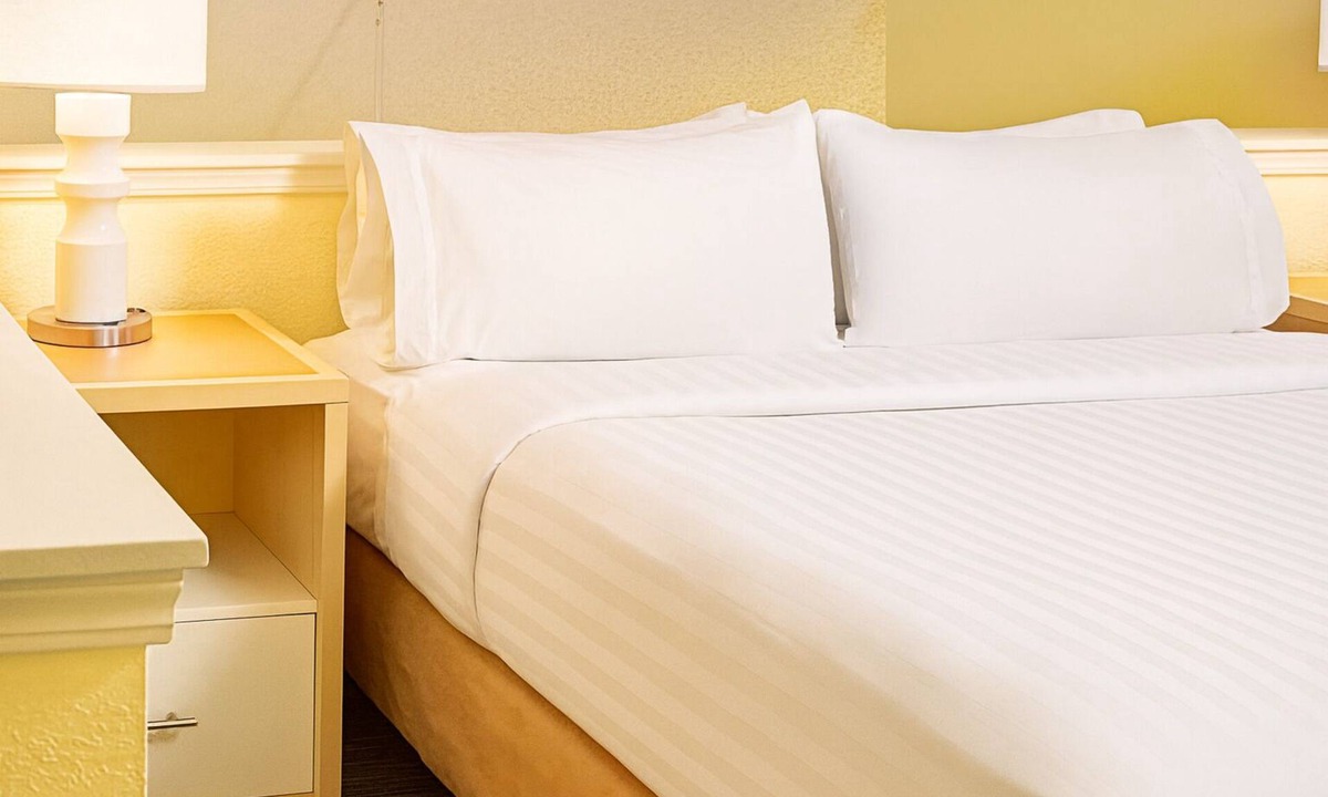 Middleburg Heights Hotel | Minutes to Downtown Cleveland! Budget-friendly Accommodation W/FREE Parking!