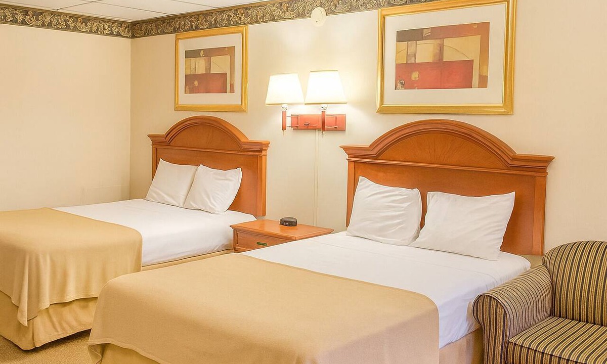 Campbelltown Hotel | Minutes to Hershey Theatre and Founders Hall | Swimming Pool | Free Breakfast