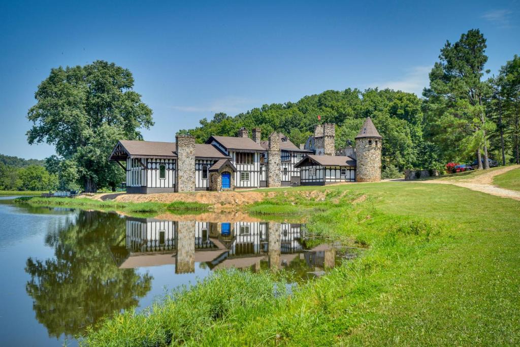 Saint Mary House | Missouri Castle w/Private Lake, Pool & 100 Acres!
