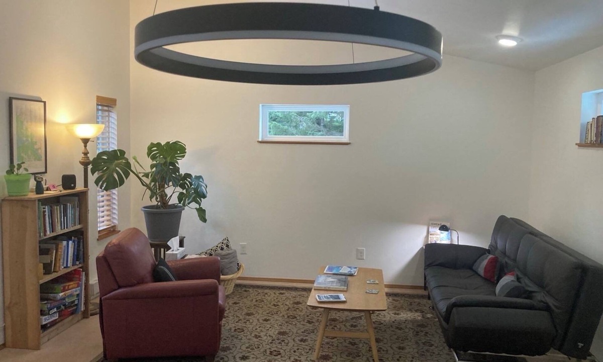 Juneau House | Modern 1 BR House w/comfy bed, minutes from airport/ferry - self check in