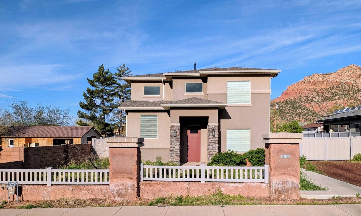 Hildale House | Modern 3BR Hildale Oasis near Zion, King Bed & Balcony, Massive Cliff Views!