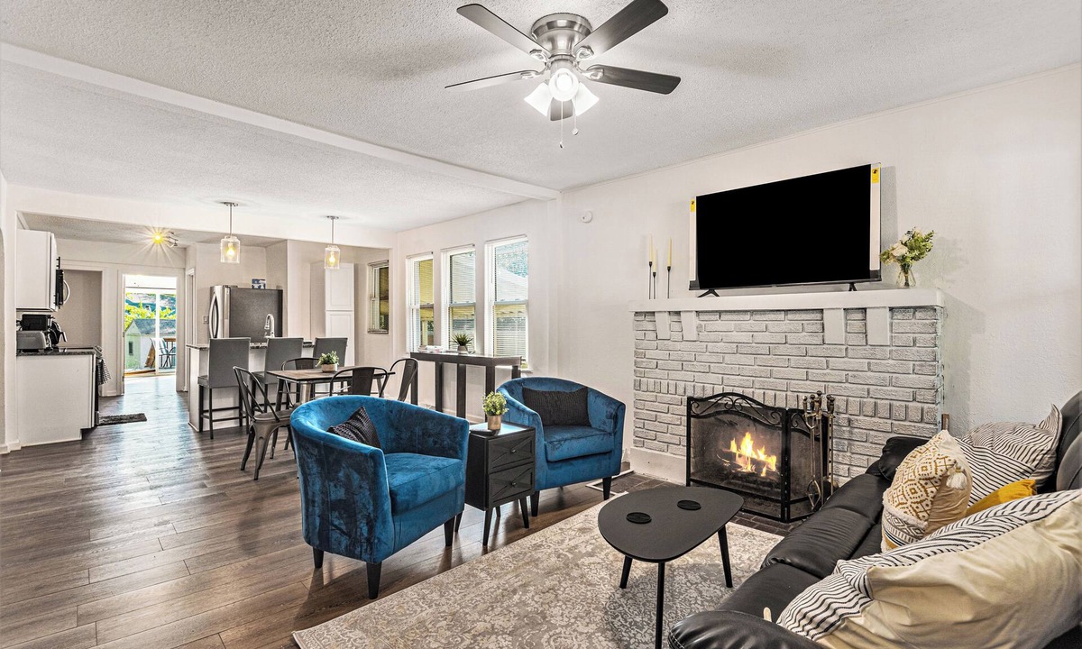 Lee's Summit House | Modern 3BR Home King Bed Fenced Yard Long Stays