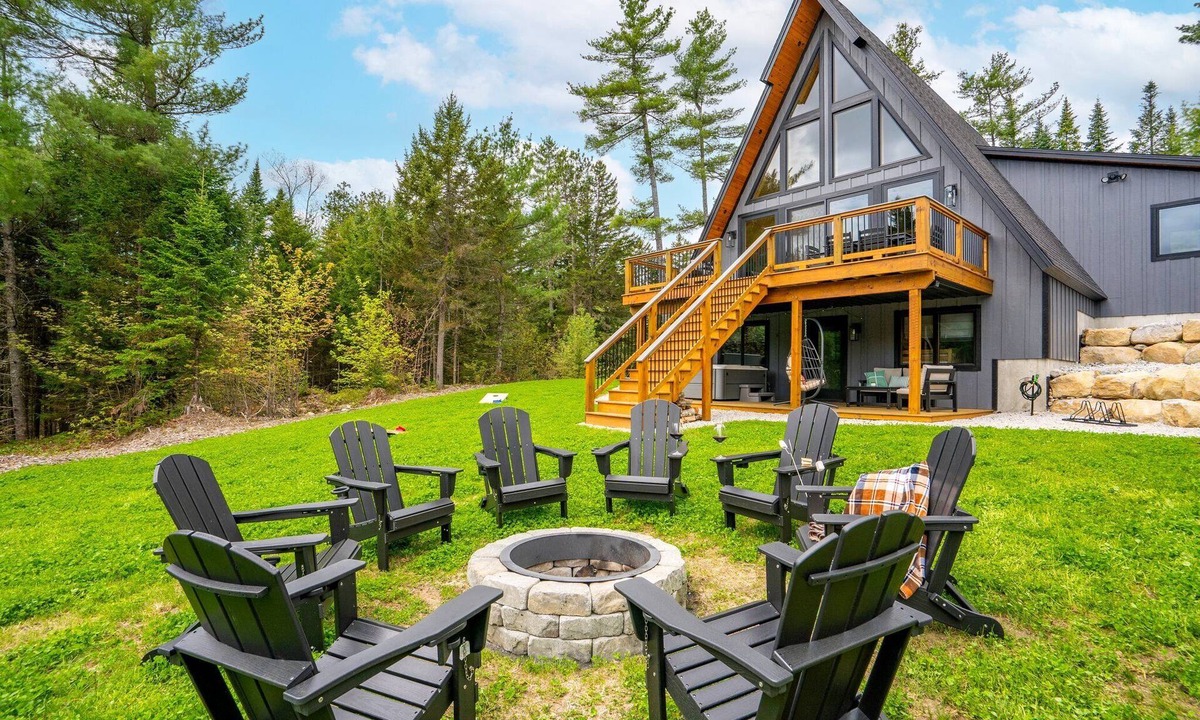 Bethel Ski Chalet | Modern A-Frame~ 9min Sunday River! HotTub! FirePit! Arcade Games! Slps 12