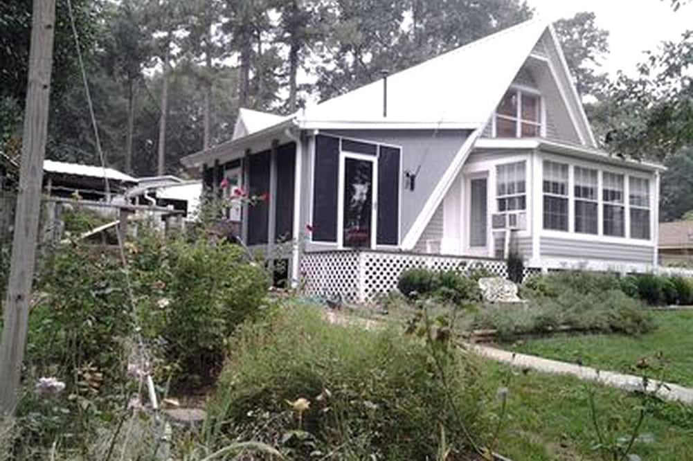 Alleene Cabin | Modern A-Frame Cabin with a Hot Tub near Millwood Lake, Arkansas