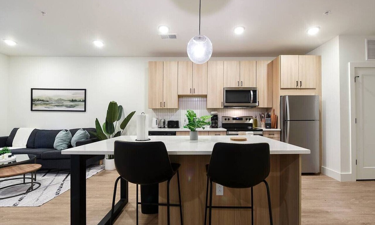 East Liberty Apartment | Modern Apt w/HULU, Gym & Parking Near Shopping
