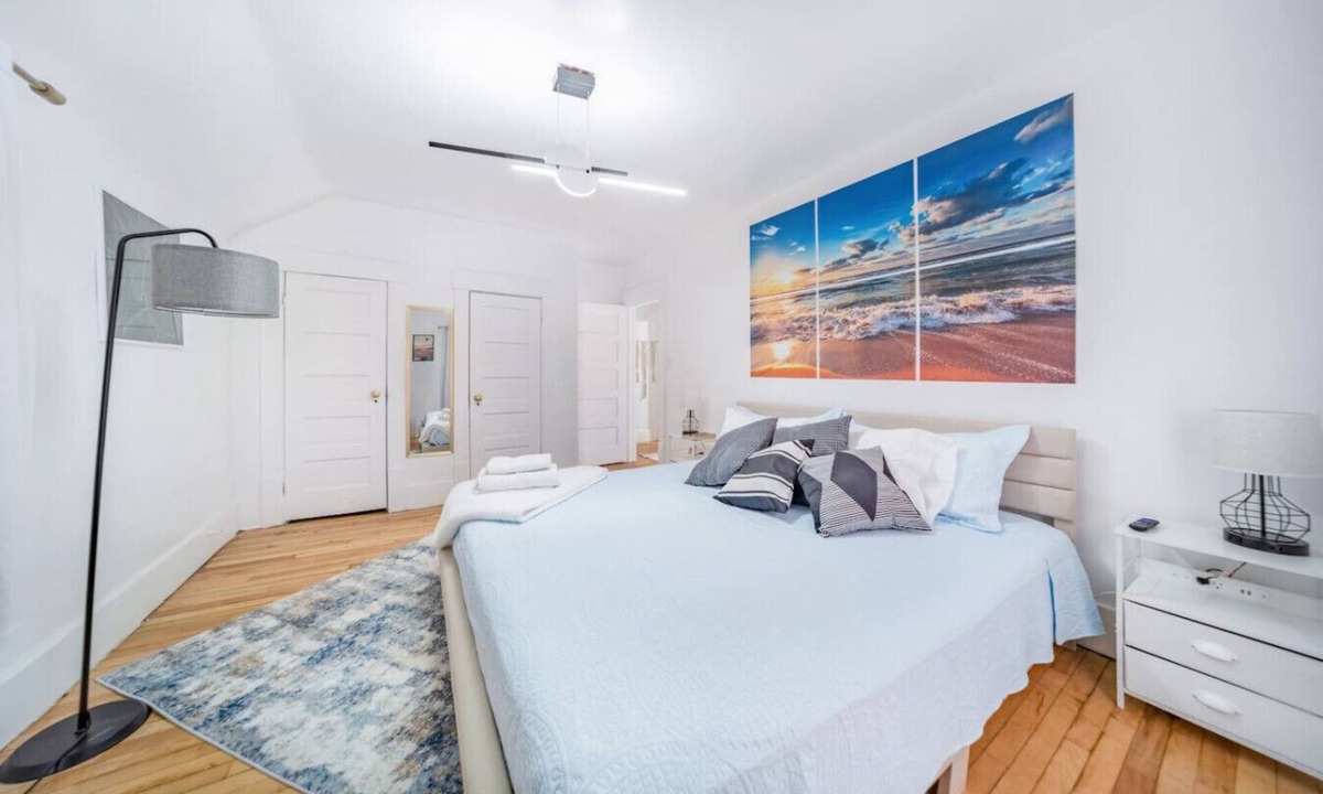Akron House | Modern Comfort Near Everything king bed