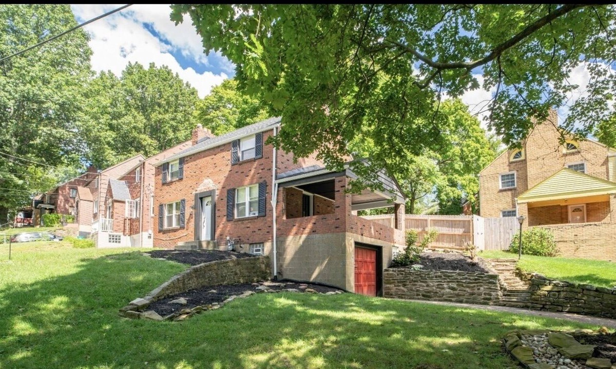 Wilkinsburg House | Modern Cozy House 3 Bedroom with Gameroom