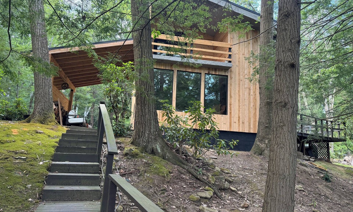 Champion Ski Chalet | Modern creekside chalet in Champion with private island minutes from 7 Springs