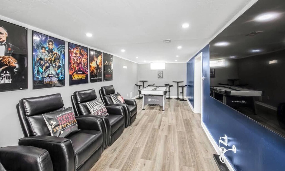 Maple Heights House | MODERN FAMILY & PET FRIENDLY 3BR/2BA ENTERTAINMENT HOME