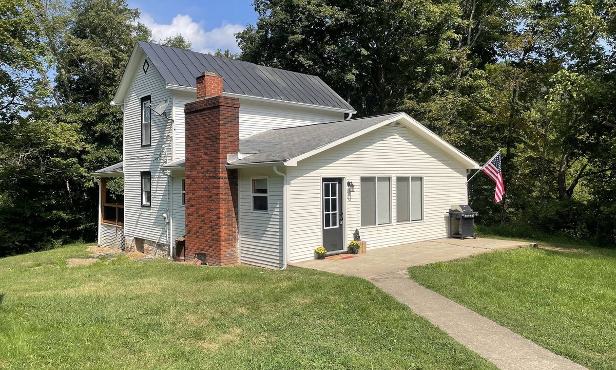 Athens House | Modern Farmhouse situated close to Athens and State Parks!
