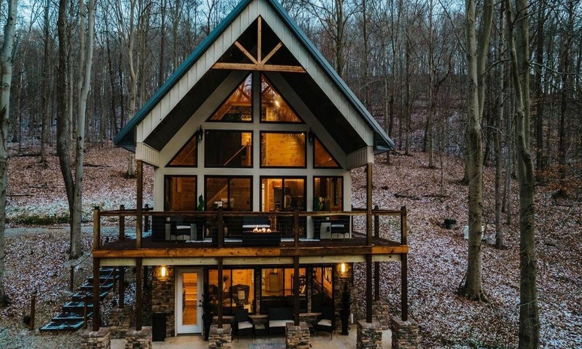 Laurelville Cabin | Modern Hocking Hills Cabin with Hot Tub, Arcade, Fire Pit Sleeps 8