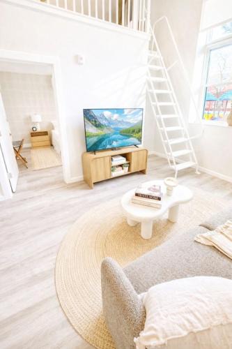 Mill River Apartment | Modern Loft Near Yale Wooster Sq 5 Star Location