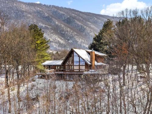 Moorefield House | Modern Mountain Cabin with Hot Tub and Game Room Near Moorefield, West Virginia