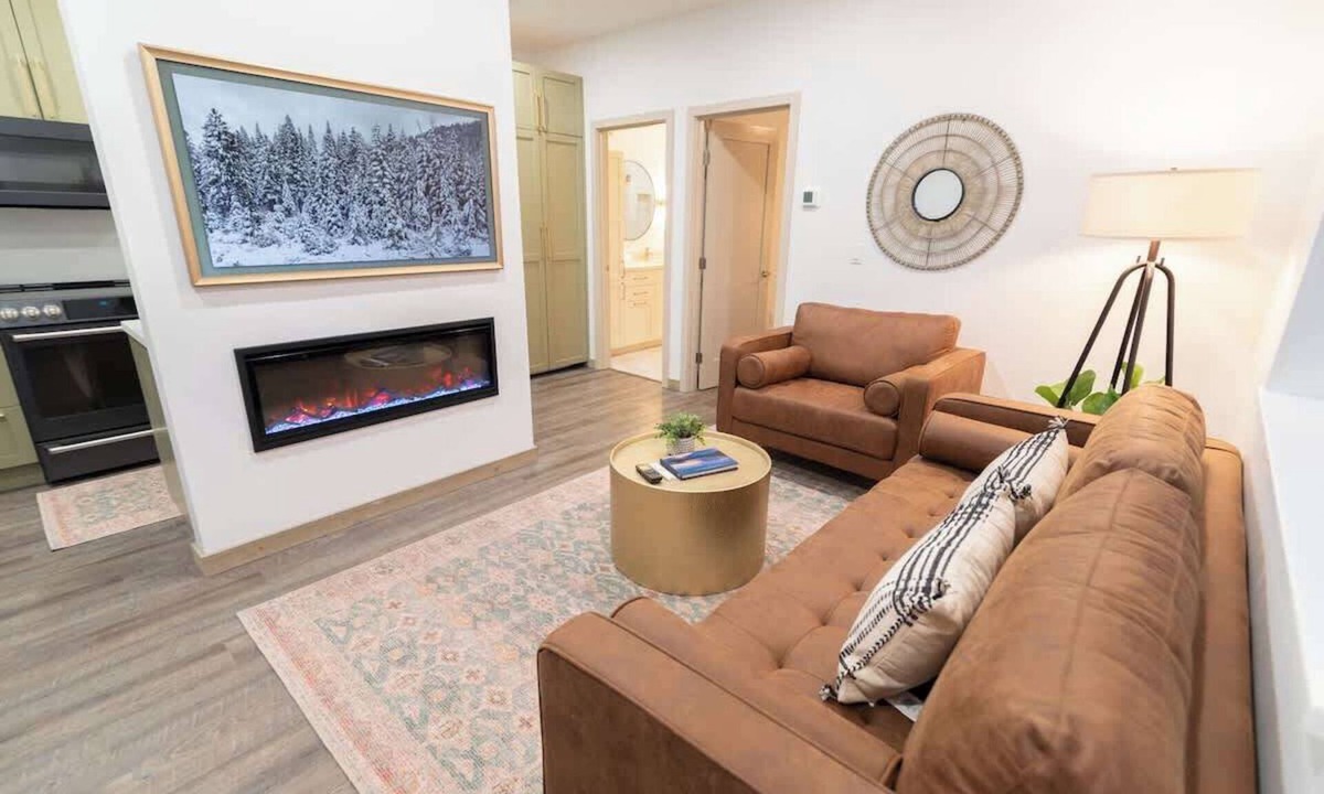 Palmer Bed & Breakfast | Modern Mountain View Suite Walk to Downtown Eats