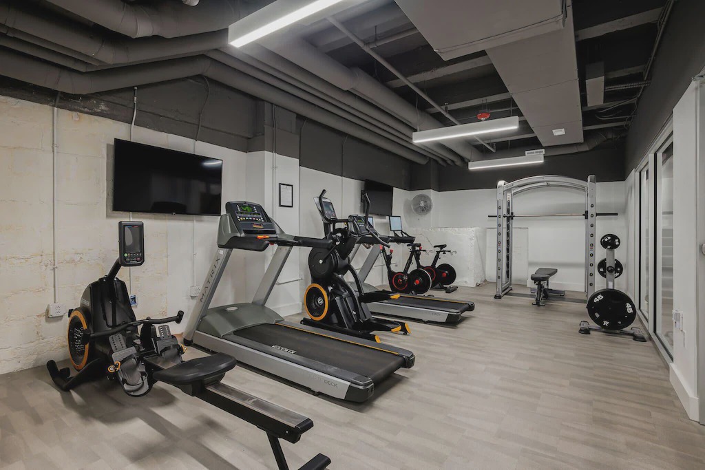 Hanover Place Apartment | Modern MW 1BR with Gym by Zencity