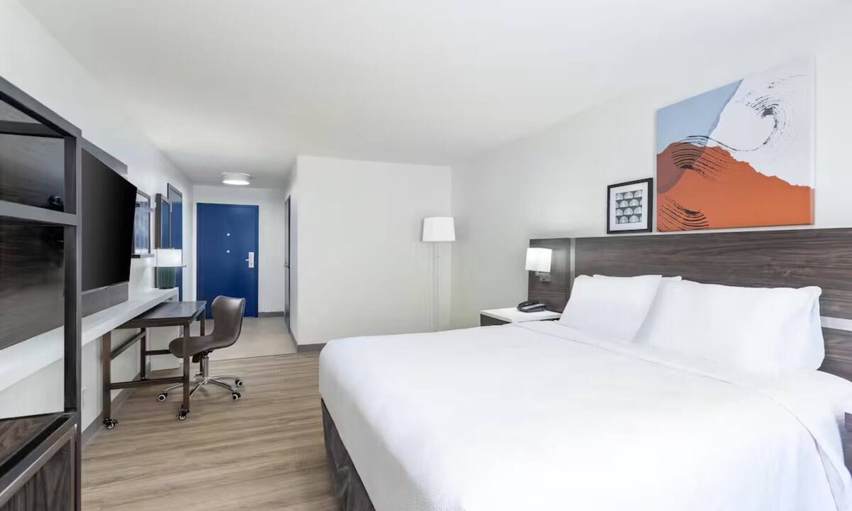 Clarion Hotel | Modern & Peaceful Room for a Serene Stay Near Local Attractions + Free Parking