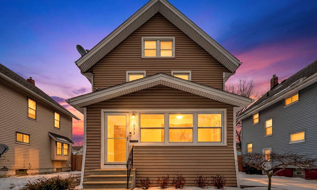 Akron House | Modern Stylish Urban Haven with 4 Bedrooms & 2 Baths + Dog Friendly