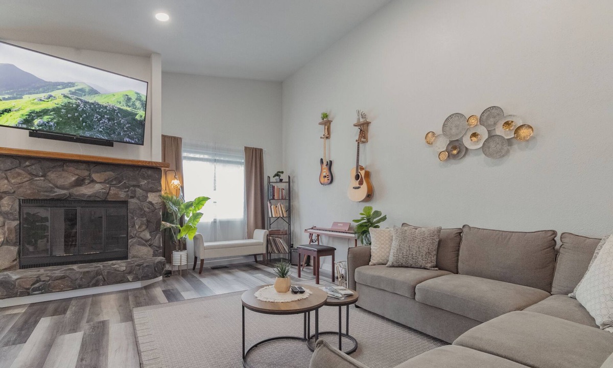 Taku - Campbell Apartment | Modern Upstairs Apartment Near Airport & Trails #B