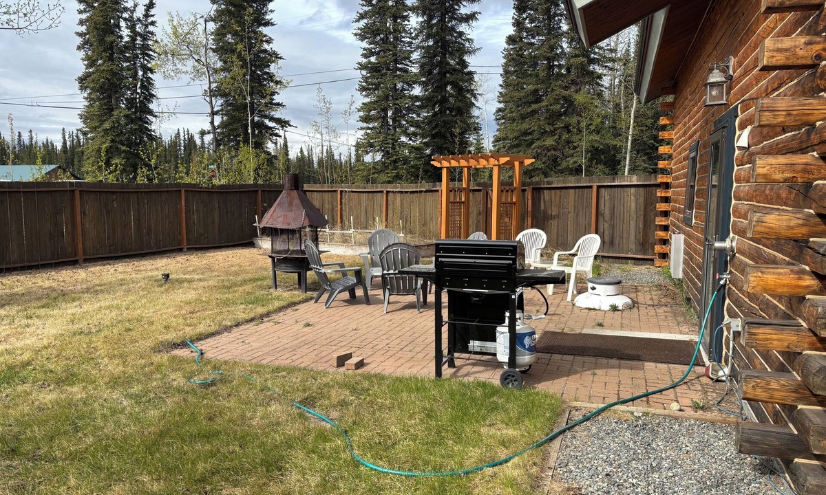 Tok House | Moosehorn Cabin - Lovely log home with fenced back yard