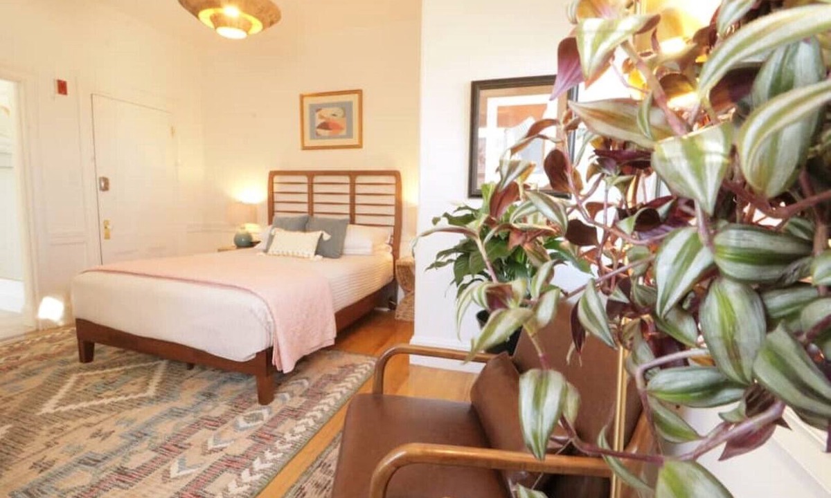Parkside Hotel | Morrill Mansion Inn | 7 | Self Check In | Parking