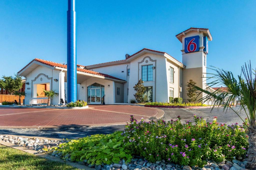 Euless Hotel | Motel 6-Euless, TX - DFW West