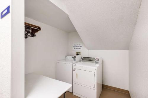 Olathe Hotel | Motel 6-Olathe, KS