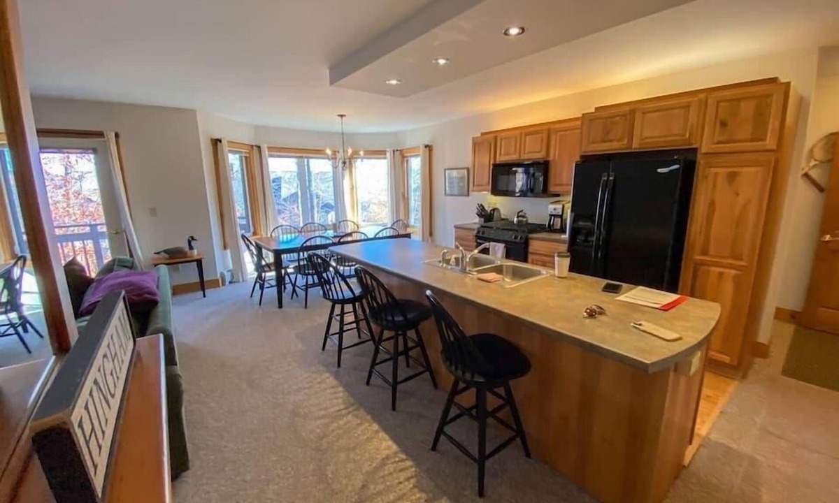North Troy Condo | Mountains, golf, hike, tram and waterpark w/A/C!