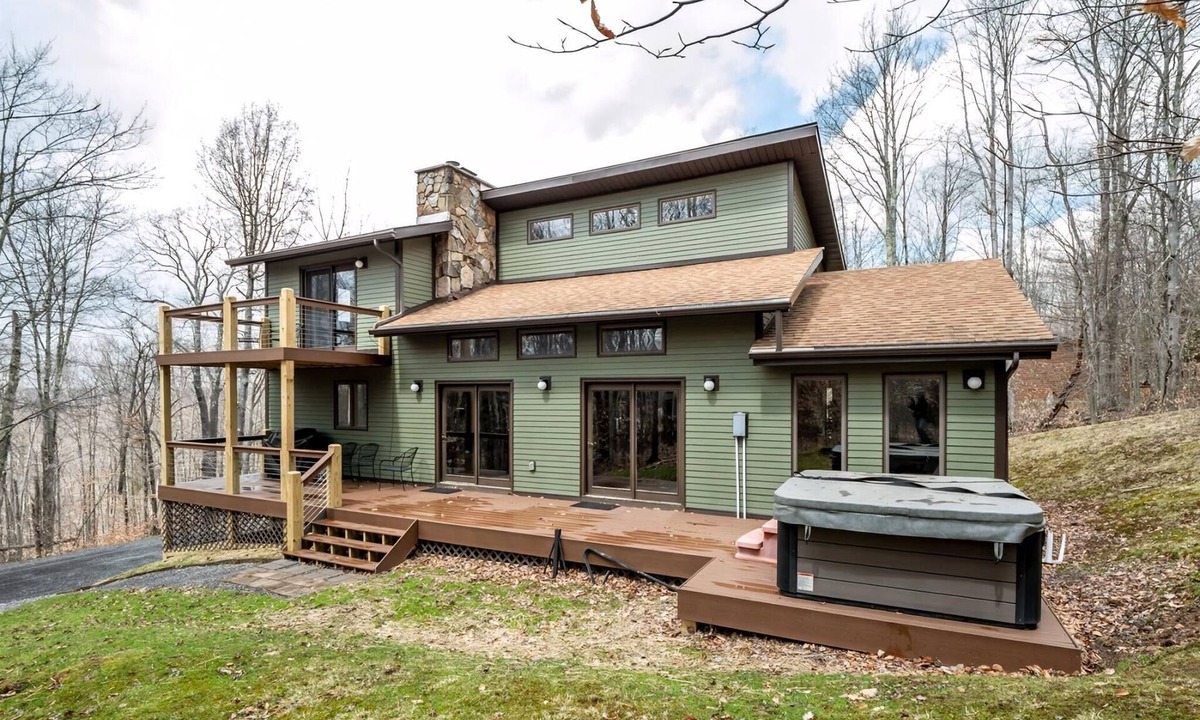 Old Timberline House | Mountainside 86 - 314 Ridge Road Mountainside 86 - Lake Access, Hot Tub, Pet Friendly, Air Conditioning on Main Level