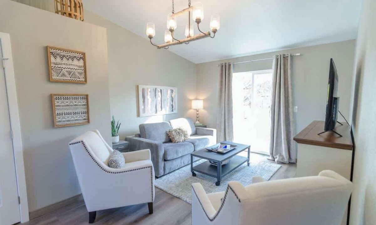 Palmer Bed & Breakfast | Mt. Views Downtown Walkable Kitchen Laundry!