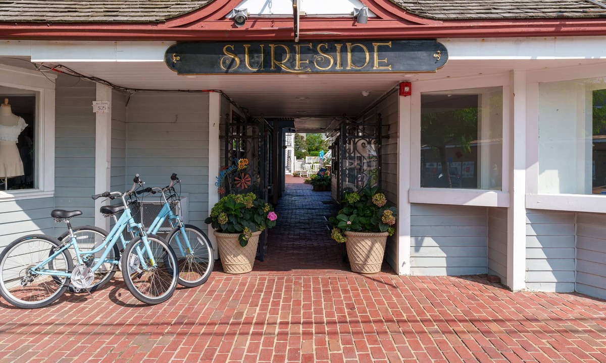 Oak Bluffs Hotel | MV Surfside Hotel