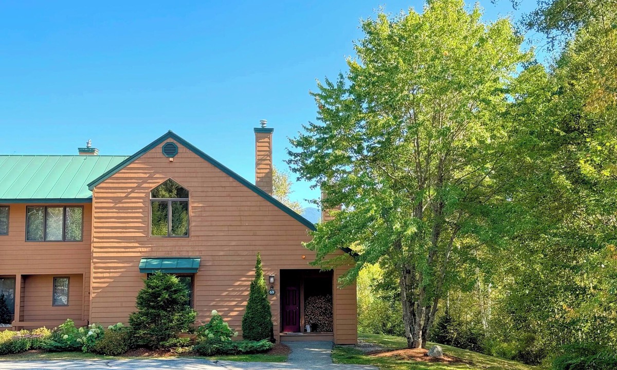 Carroll House | MWP69 Spacious 5-bedroom condo, partial Notch views, 2 min to skiing, Dog Friendly!