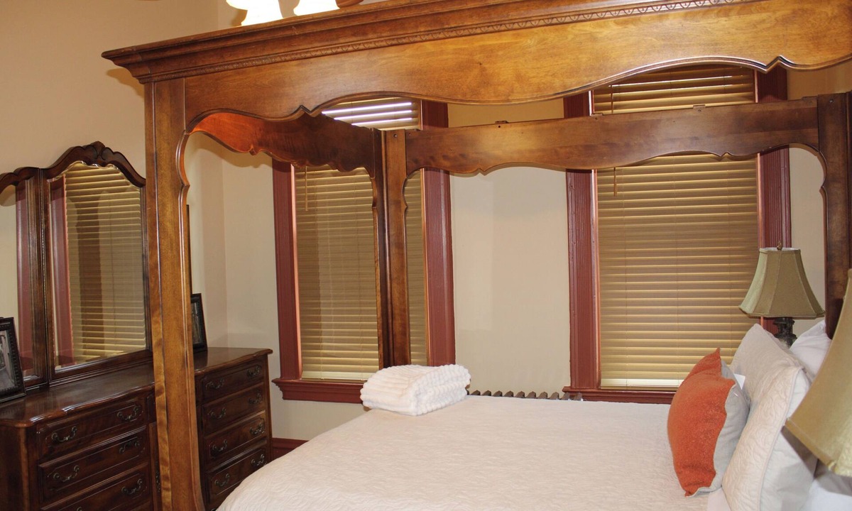 Manchester Hotel | Naples 2 story suite -Villagio Boutique Hotel ★WALK to STADIUM ★FREE PARKING