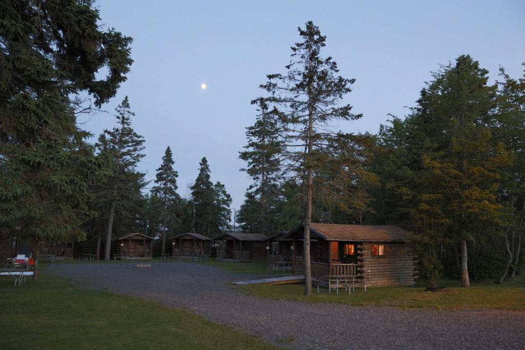 Trenton Resort | Narrows Too Camping Resort Cabin 7