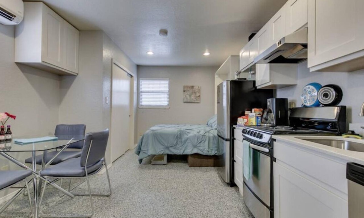 Business District Apartment | [NE 5th G]Near to OUHSC Hospitals-Garage Studio, In a newly renovated house.