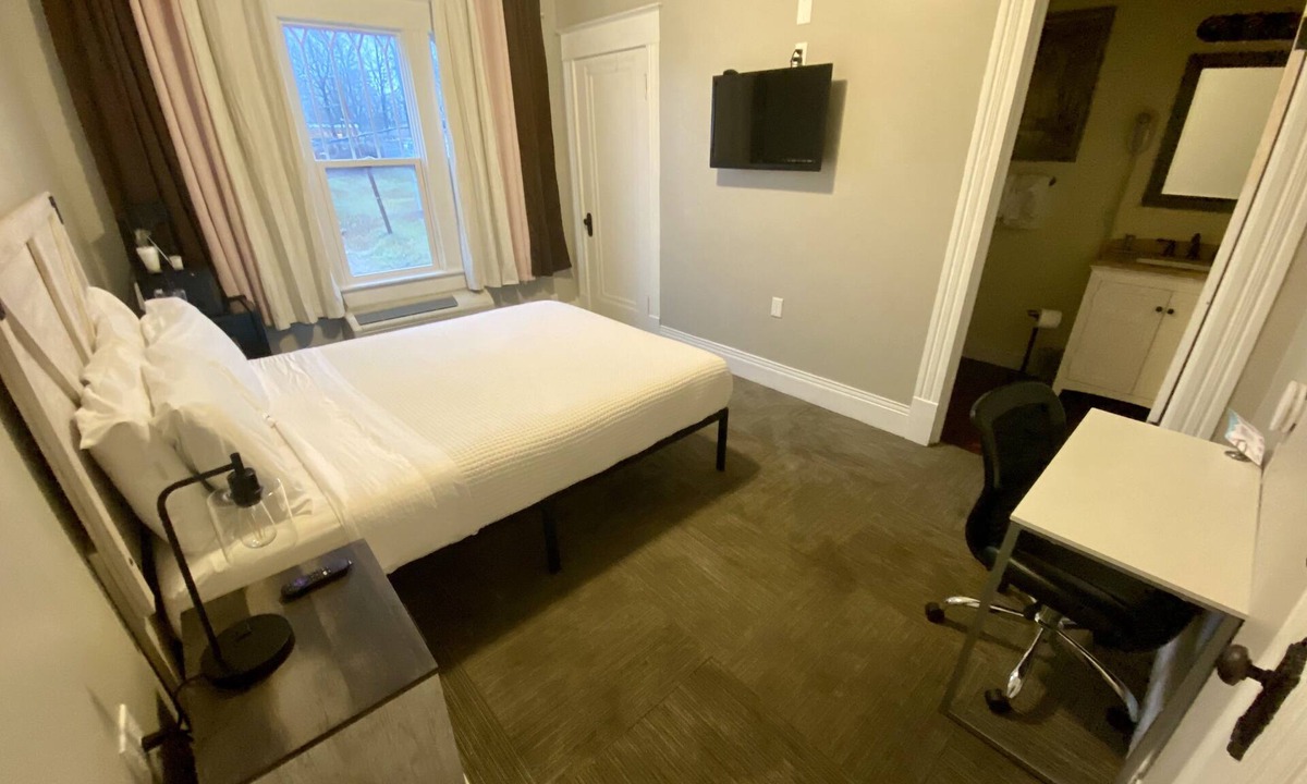 Leitchfield Apartment | Neapolitan Room 🚭 @ Twin Lakes Creamery