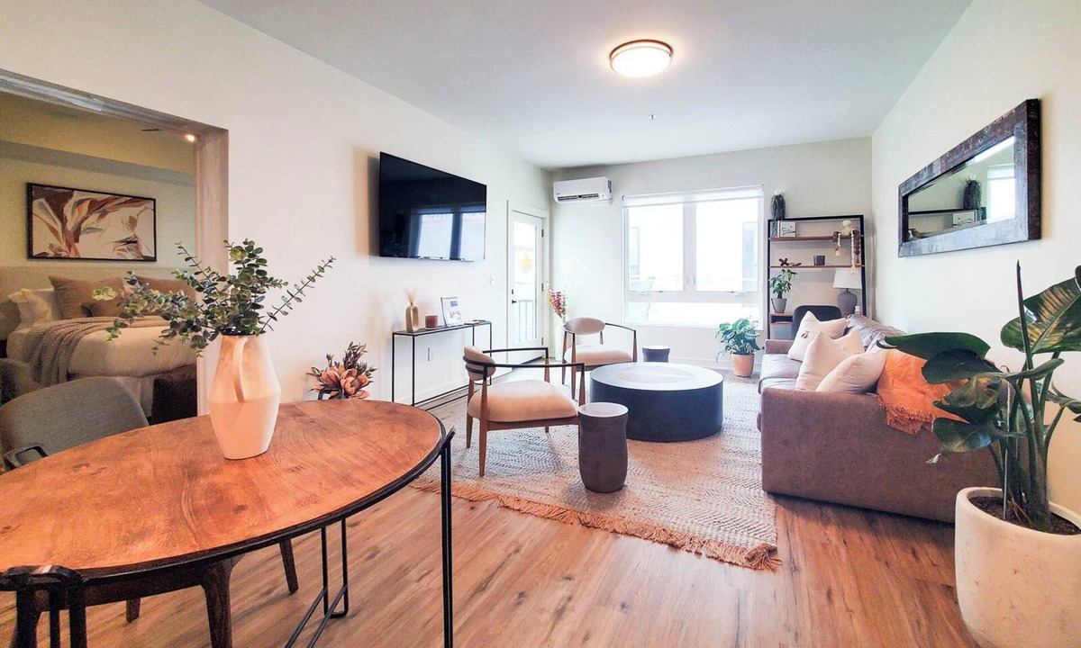 Franklin Park Apartment | Near downtown Columbus with WiFi, AC, fitness room, restaurants, and parks.
