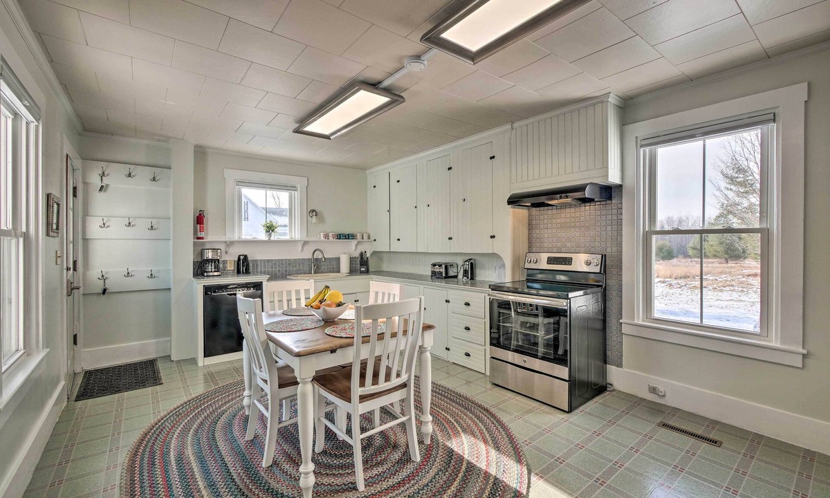 Waldoboro Cottage | Near Lakes, Bay & Trails! Historic Waldoboro Gem