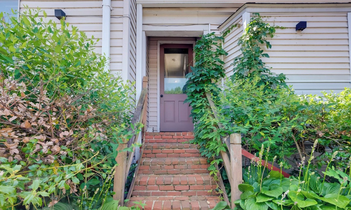 Hamilton Apartment | Near Loudoun Wine Trail: Apt w/Restaurant On-site