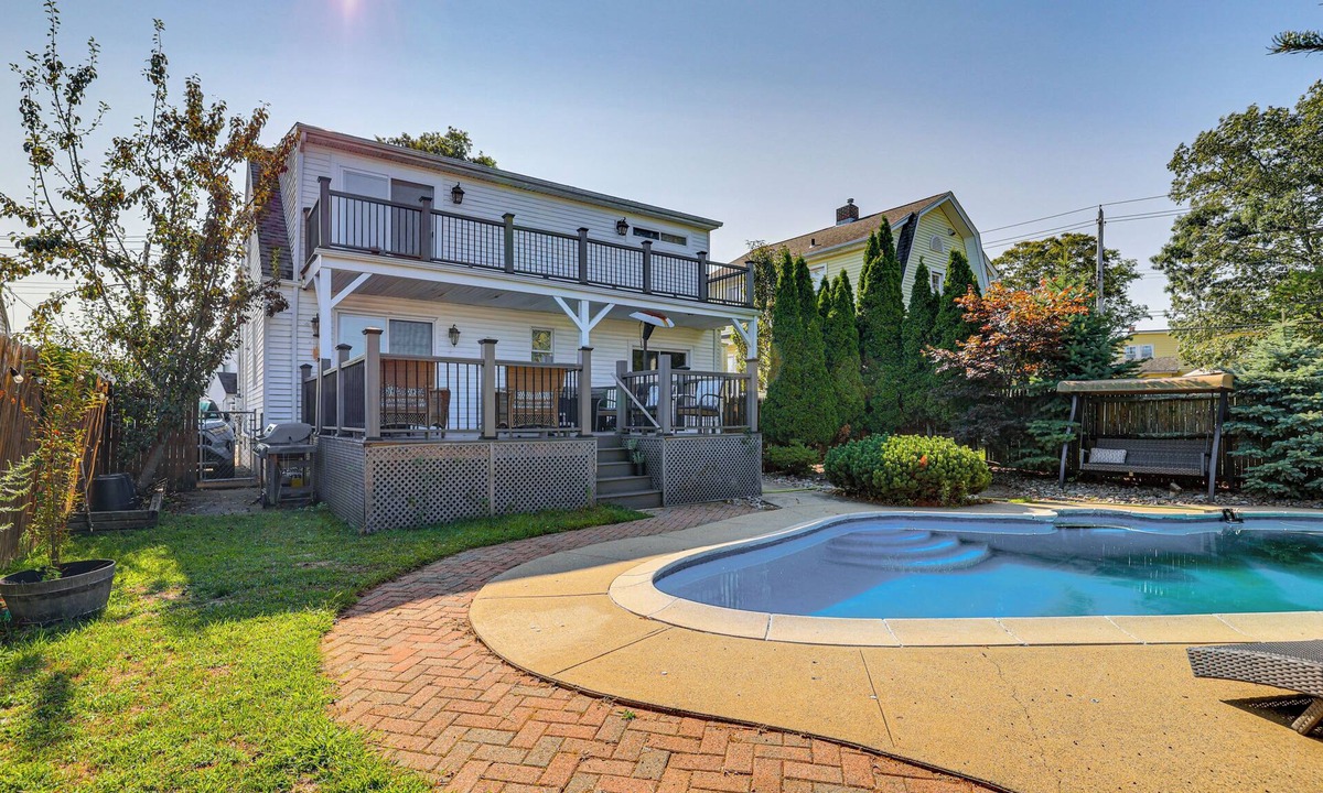 East Shore House | Near Yale & Lighthouse Point Beach: Home w/Pool!